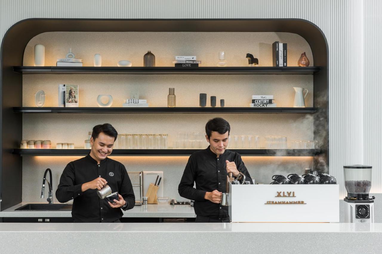 Arbour Hotel And Residence Pattaya Zewnętrze zdjęcie Baristas at work