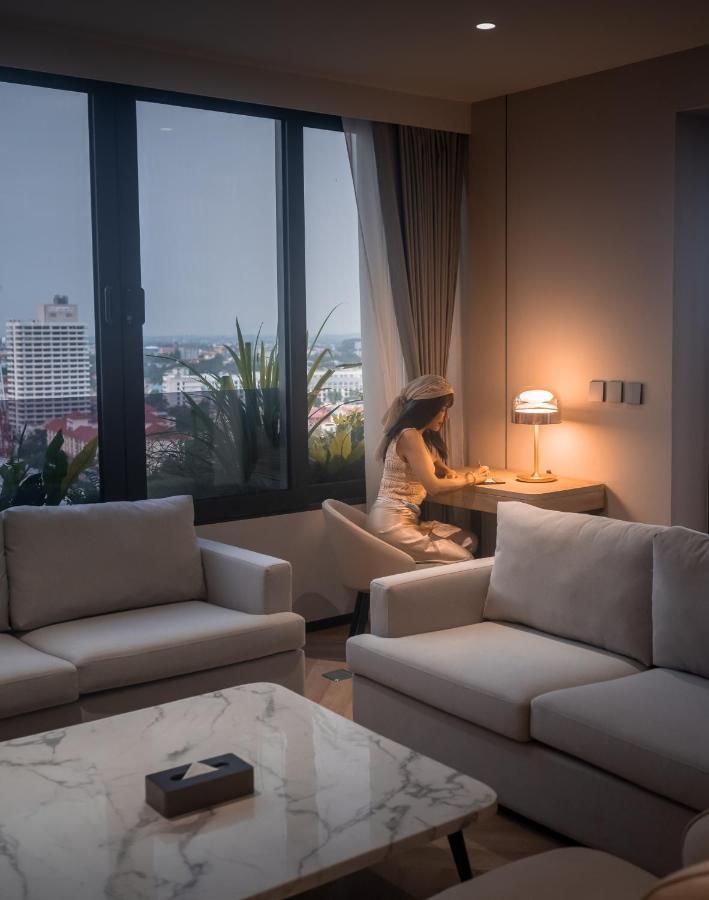 Arbour Hotel And Residence Pattaya Zewnętrze zdjęcie A woman working at home